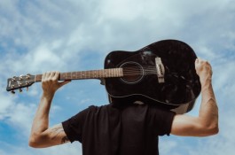 آموزش خصوصی گیتار، ملودیکا، تنبک و تمپو حضوری در رشت و آنلاین هرجا که باشید